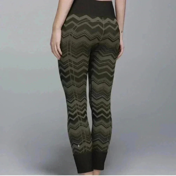 LULULEMON EBB TO STREET (no size tag i guess a 6? ) look  at measures - Picture 3 of 10